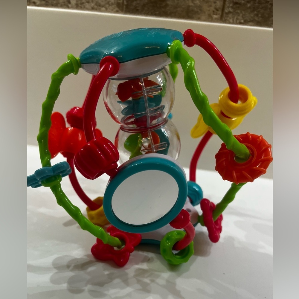 PLAY GO - LITTLE HANDS ACTIVITY BALL. KEEPS YOUR CHILD’S HANDS BUSY. LIKE NEW
